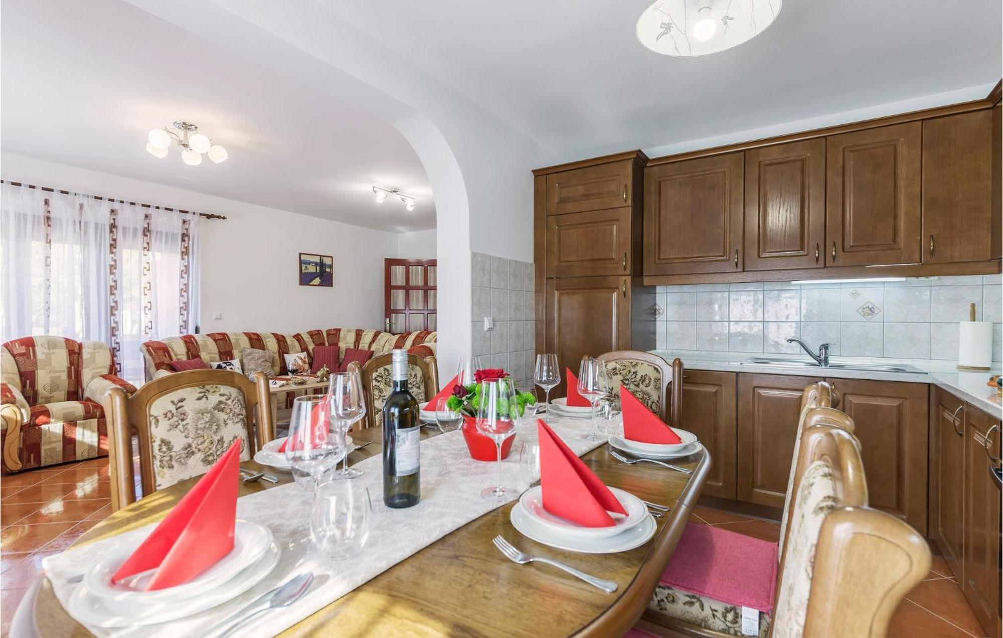 3 Bedroom Gorgeous In Apartment Pula