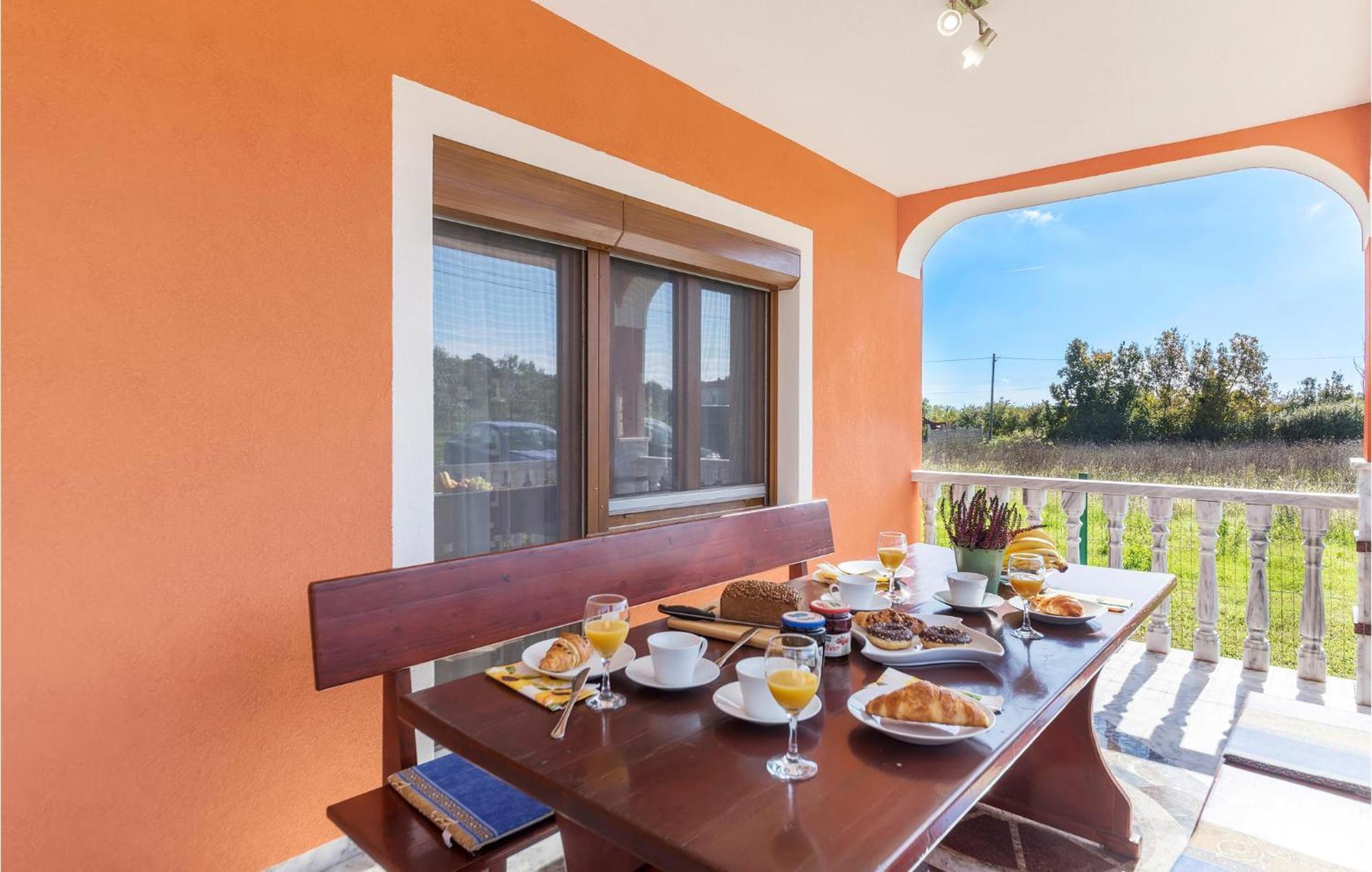 Apartment 3 Bedroom Gorgeous In Pula