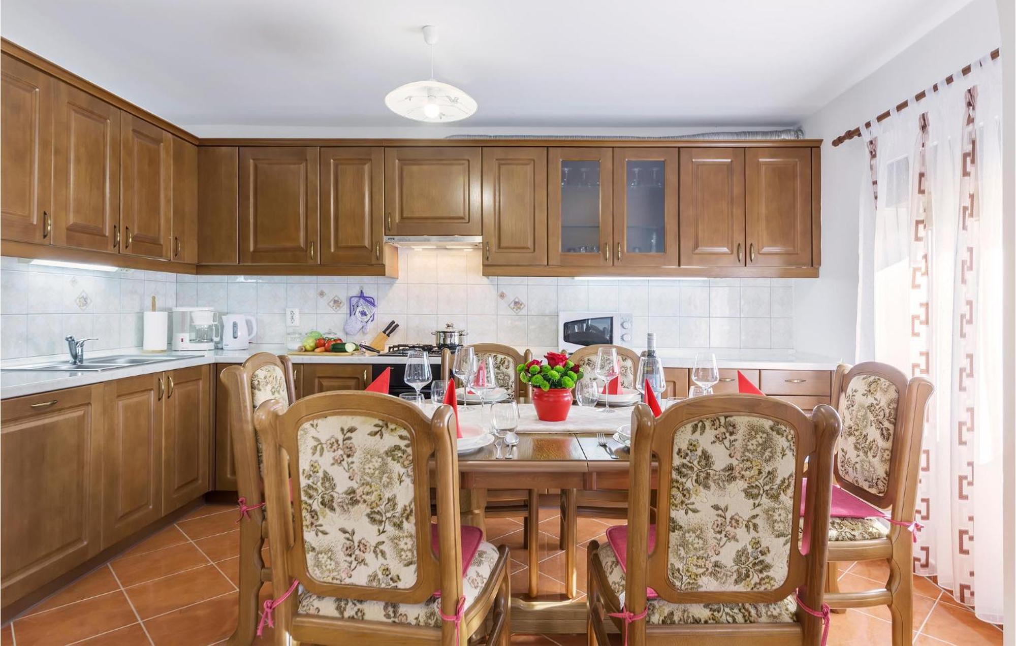 3 Bedroom Gorgeous In Pula