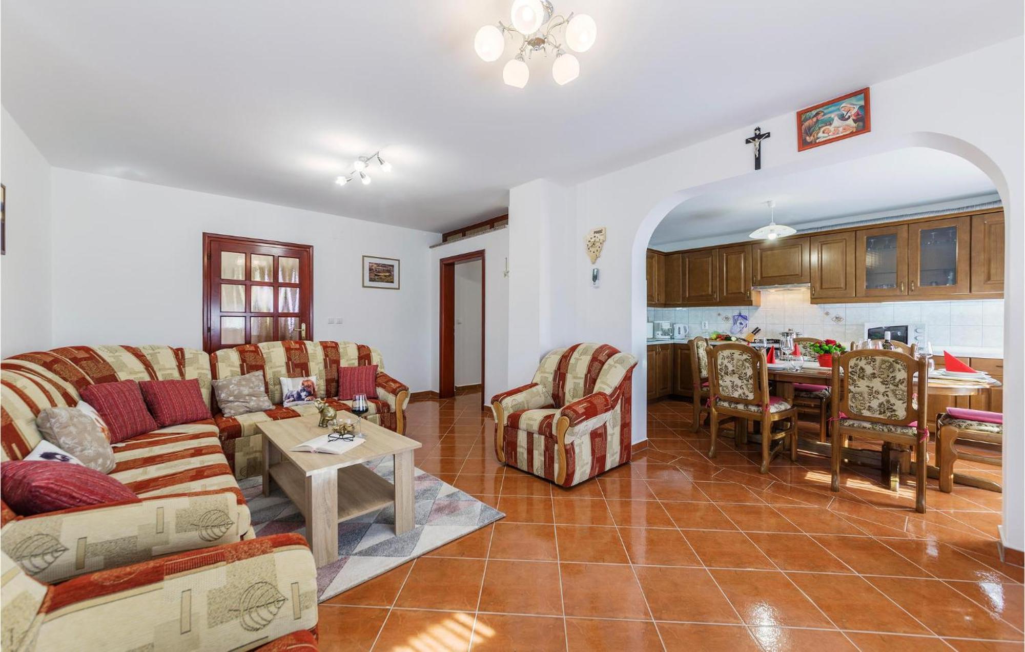 3 Bedroom Gorgeous In Apartment Pula